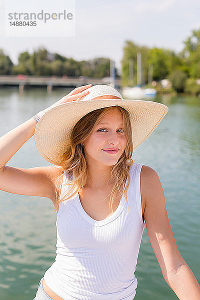 Junge Frau auf Segelboot  Porträt  Chiemsee  Bayern  Deutschland