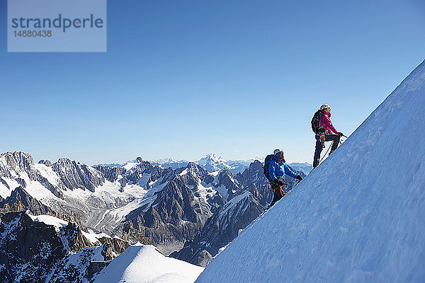 Bergsteiger auf verschneiter Piste  Chamonix  Rhône-Alpen  Frankreich