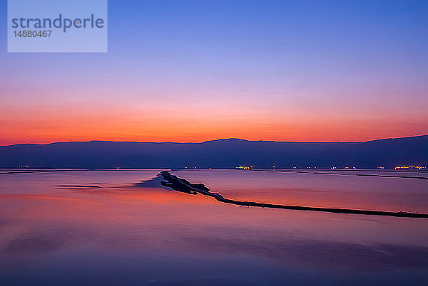 Sonnenaufgang über dem Toten Meer  Israel