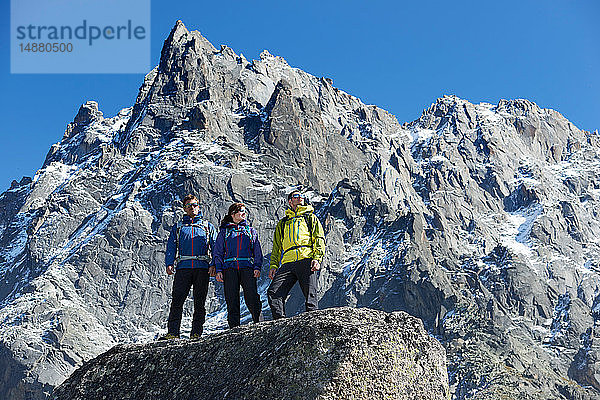 Bergsteiger genießen die Aussicht  Chamonix  Rhône-Alpen  Frankreich