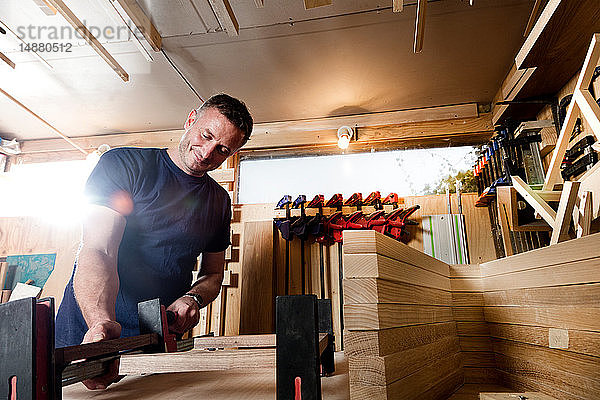 Handwerker  der Teile für einen Holzgegenstand vorbereitet