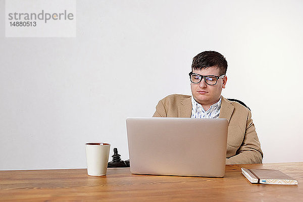 Mann arbeitet am Laptop im Heimbüro