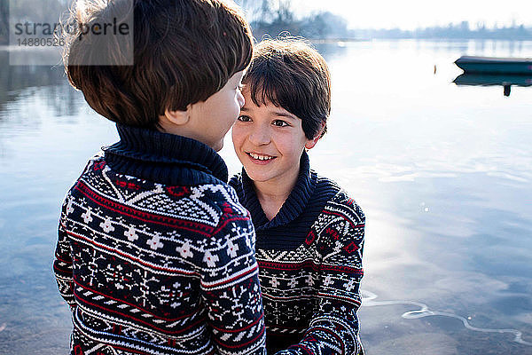 Junge und kleiner Bruder im passenden Pullover am Comer See  Comer See  Lecco  Lombardei  Italien