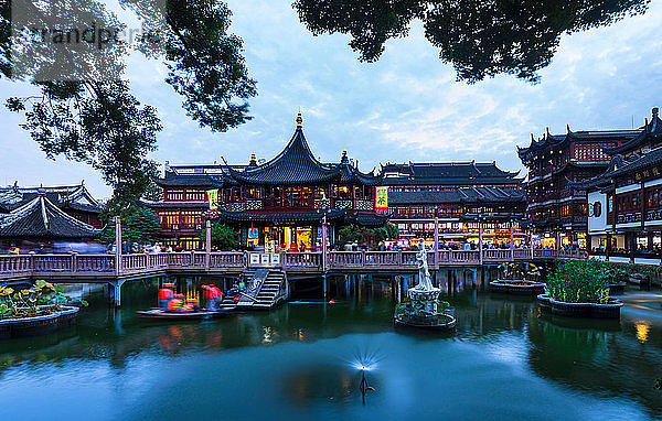 Teehaus im Yu-Garten in der Abenddämmerung  Shanghai  China