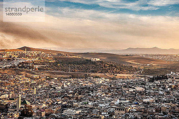 Stadtlandschaft und ferne Berge  erhöhte Ansicht  Fes  Marokko