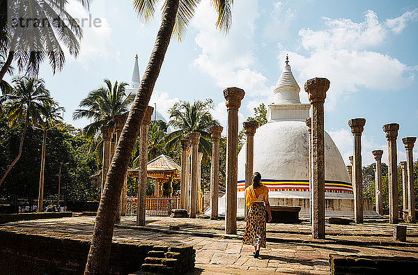 Frau in Ambasthala Dagaba  Mihintale  Nördliche Zentralprovinz  Sri Lanka