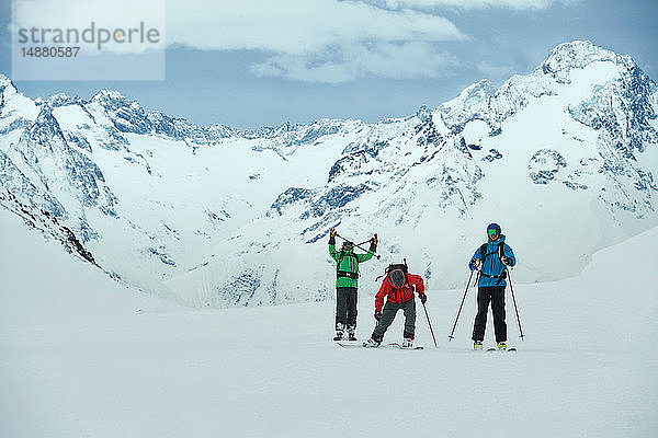 Landschaft mit drei männlichen Skifahrern  Porträt  Alpe-d'Huez  Rhône-Alpes  Frankreich