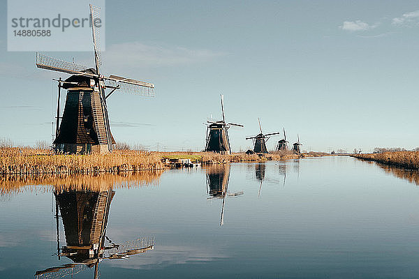 Windmühlen entlang des Kanals  Kinderdijk  Süd-Holland  Niederlande