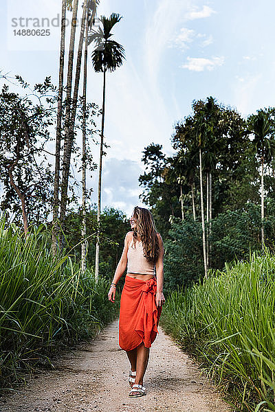 Junge Touristin schlendert auf einem ländlichen Feldweg  Sri Jayawardenepura Kotte  Sri Lanka