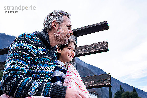 Junge und Vater mit Decke am Seepier  Comer See  Onno  Lombardei  Italien