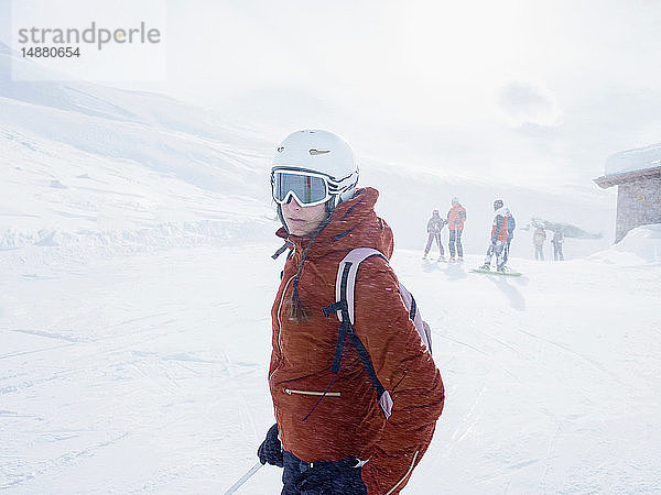 Junge Skifahrerin mit Helm und Skibrille auf der Skipiste  Alpe Ciamporino  Piemont  Italien