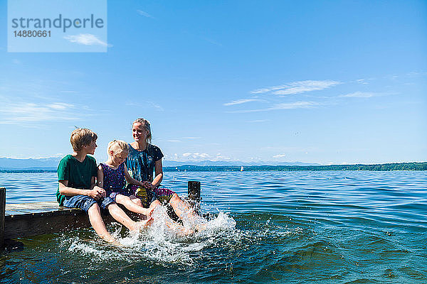 Mutter und Kinder kühlen Füße im Wasser  Starnberger See  Bayern  Deutschland