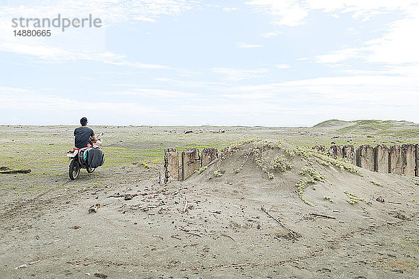 Motorradfahrer mit Surfbrett  Abulug  Cagayan  Philippinen