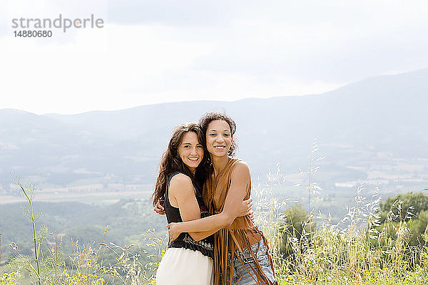 Freunde umarmen sich auf dem Hügel  Città della Pieve  Umbrien  Italien