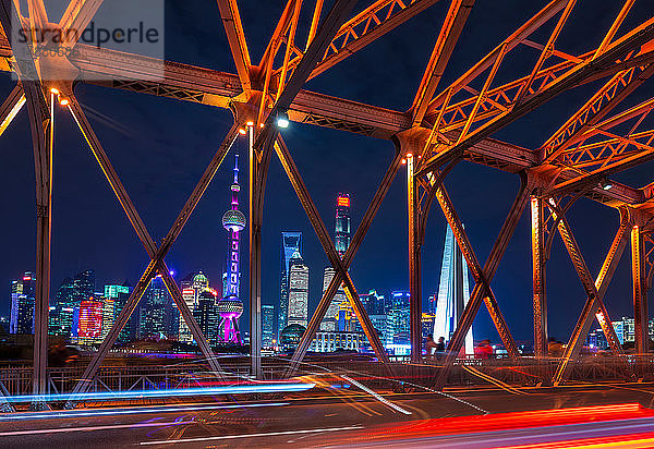 Waibaidu-Brücke und Pudong-Skyline bei Nacht  Shanghai  China