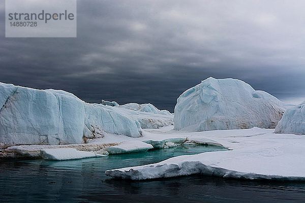 Eisberg-Formationen  Vibebukta  Austfonna  Nordaustlandet  Svalbard  Norwegen