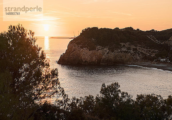 Sonnenuntergang über dem Horizont  Sitges  Katalonien  Spanien