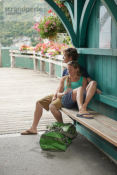 Junges Paar beim Entspannen auf der Pierbank  See von Annecy  Annecy  Rhône-Alpes  Frankreich