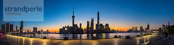 Bund und die Skyline von Pudong im Morgengrauen  Panoramablick  Shanghai  China