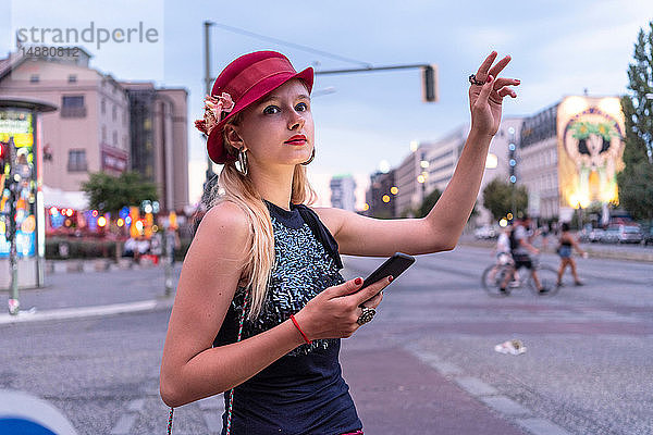 Hipster-Frau beim Taxifahren  Berlin  Deutschland