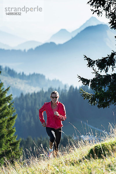 Bergauf laufender Jogger  Manigod  Rhône-Alpes  Frankreich