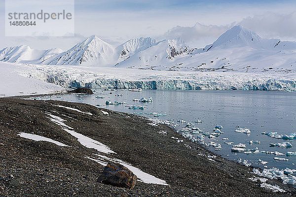 Küstenlandschaft mit Meereis und schneebedeckten Bergen  Isbjornhamna  Hornsund-Bucht  Spitzbergen  Svalbard  Norwegen