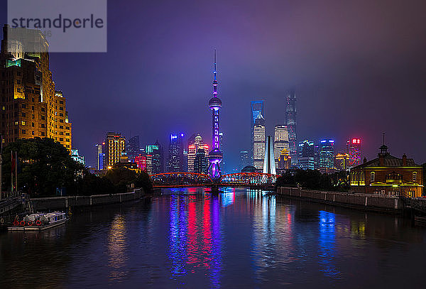 Pudong-Skyline und Waibaidu-Brücke über den Huangpu-Fluss bei Nacht  Shanghai  China