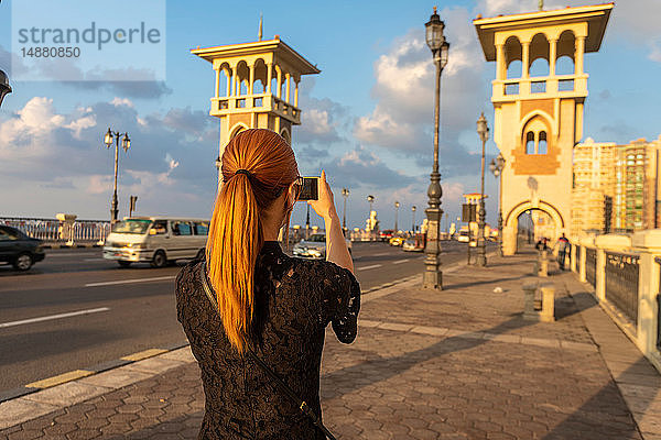 Rothaarige Touristin beim Fotografieren der Stanley-Brücke  Rückansicht  Alexandria  Ägypten