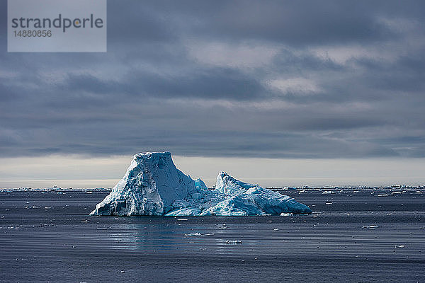 Arktische Ozeaneisscholle und Eisberg  Erik Eriksenstretet-Meerenge zwischen Kong Karls Land und Nordaustlandet  Svalbard  Norwegen