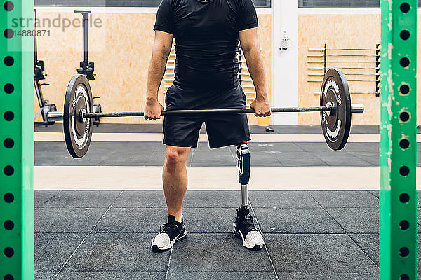Mann mit Prothesenbein-Gewichttraining im Fitnessstudio
