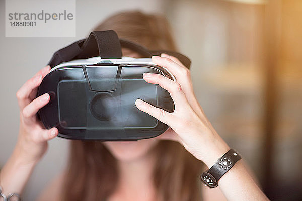 Frau mit Virtual-Reality-Headset