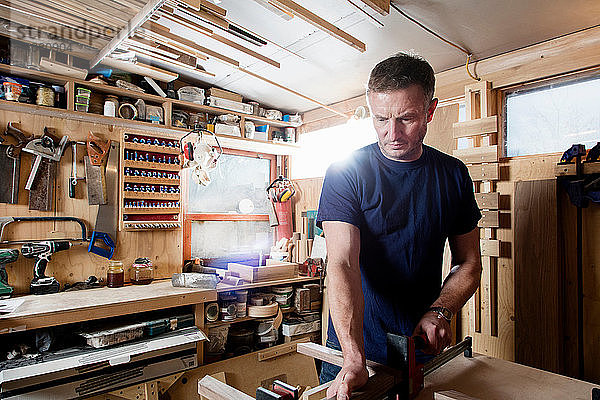 Handwerker  der Teile für Holzobjekte vorbereitet