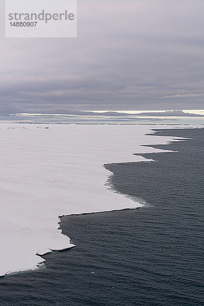 Arktische Meereslandschaft mit Küstenmeereis  Vibebukta  Austfonna  Nordaustlandet  Svalbard  Norwegen