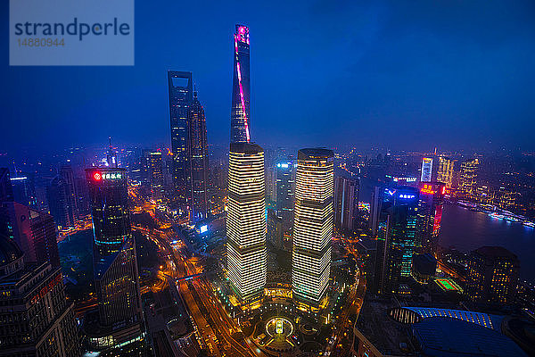 Pudong-Skyline mit Shanghai Tower  Shanghai World Financial Centre und IFC bei Nacht  Hochwinkelansicht  Shanghai  China