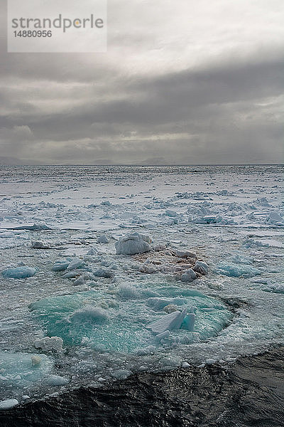 Shorefast Eis und stürmischer Himmel  Wahlenberg Fjord  Nordaustlandet  Svalbard  Norwegen