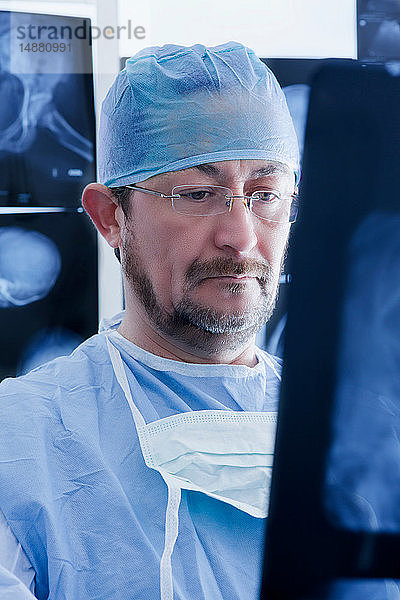 Chirurg  der das Röntgenbild untersucht