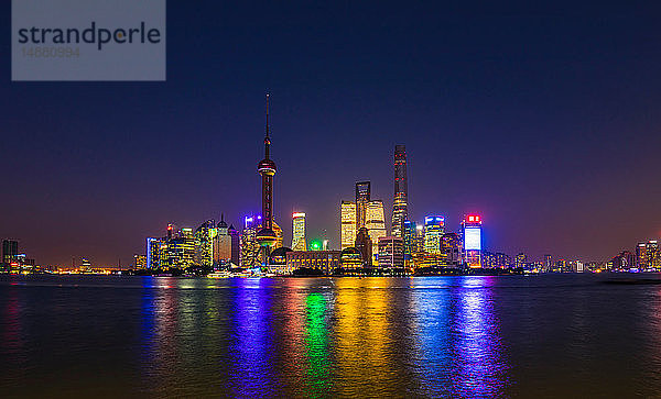 Die Skyline des Pudong und der Huangpu-Fluss bei Nacht  Shanghai  China
