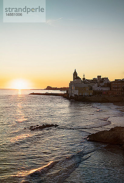 Sonnenuntergang über dem Strand  Sitges  Katalonien  Spanien