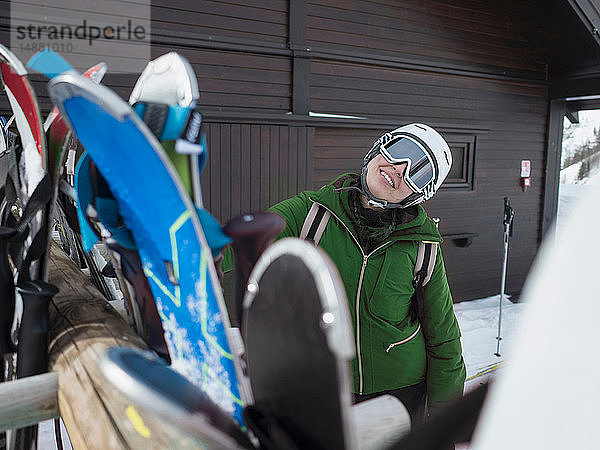 Junge Skifahrerin mit Helm und Skibrille vor der Skihütte  Porträt  Alpe Ciamporino  Piemont  Italien