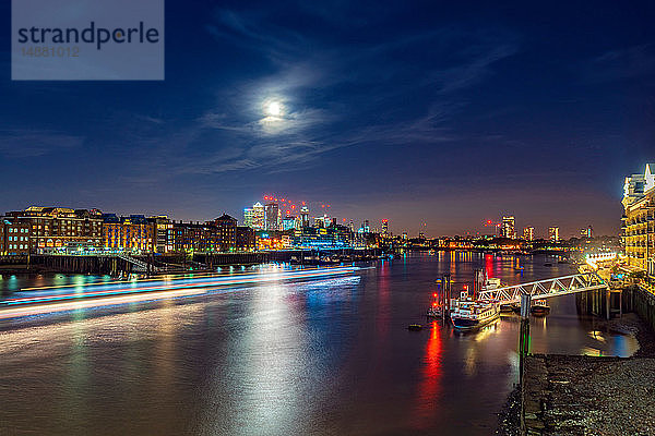 Nachtansicht der Themse und des Finanzdistrikts  Insel der Hunde im Hintergrund  City of London  Großbritannien