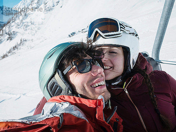 Skifahrerpaar mit Helm und Skibrille am Skilift  Alpe Ciamporino  Piemont  Italien