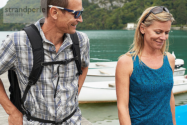 Ein erwachsenes Paar spaziert am See von Annecy  Annecy  Rhône-Alpes  Frankreich
