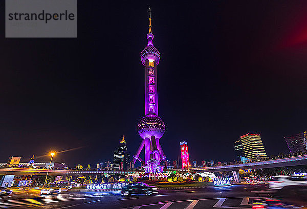 Pudong-Skyline mit Oriental Pearl Tower bei Nacht  Shanghai  China