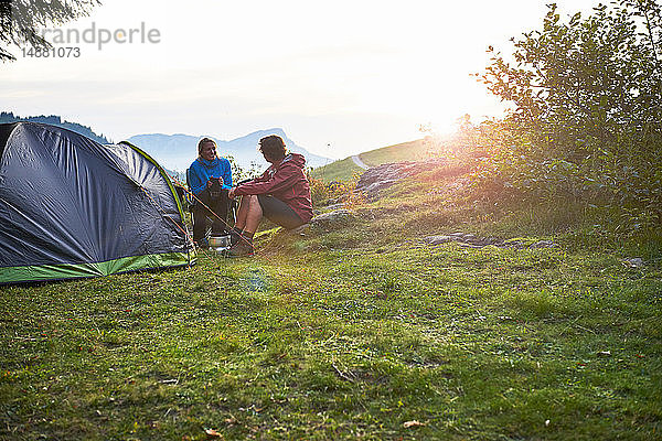 Wanderer entspannen im Zelt  Manigod  Rhône-Alpes  Frankreich