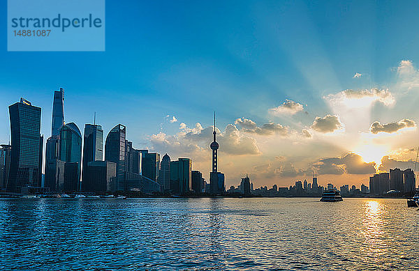 Pudong-Skyline und Huangpu-Fluss bei Sonnenuntergang  Shanghai  China