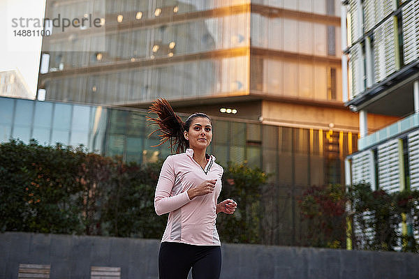 Frau joggt auf dem Bürgersteig  Barcelona  Katalonien  Spanien