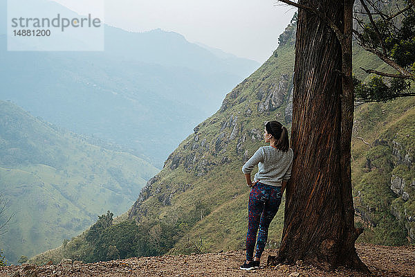 Frau geniesst Aussicht auf Berggipfel  Ella  Uva  Sri Lanka