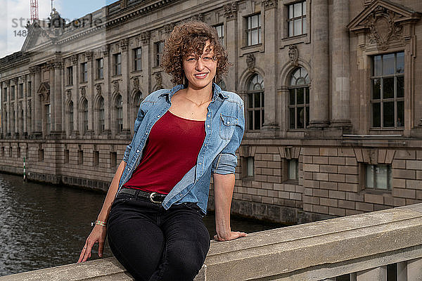 Studentin auf Stadterkundung  Berlin  Deutschland