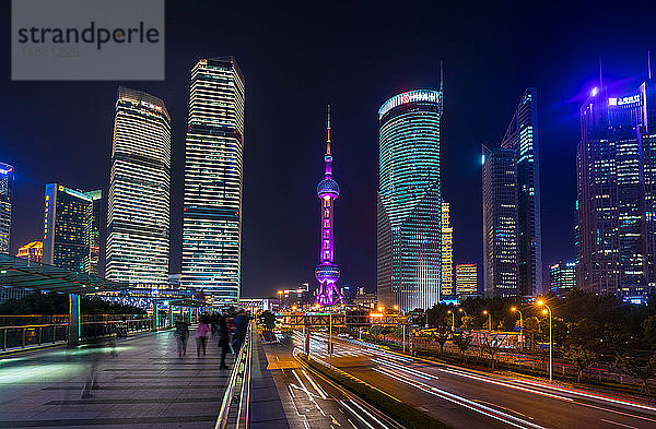 Die Skyline von Pudong und der Oriental Pearl Tower vom erhöhten Fußweg bei Nacht  Shanghai  China