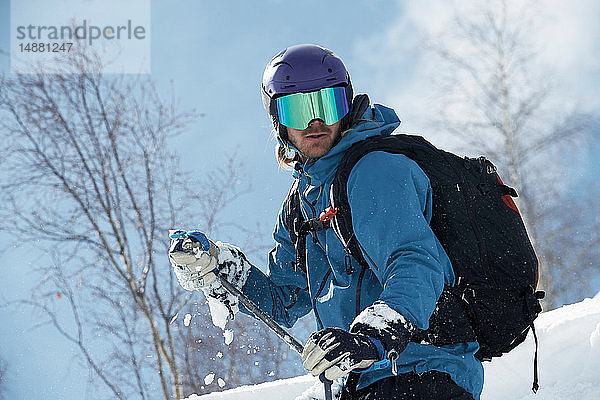 Männlicher Skifahrer im Rückblick am Berghang  Alpe-d'Huez  Rhône-Alpes  Frankreich